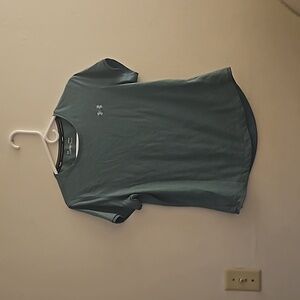 Large Under Armour TShirt with Opening in‎ back